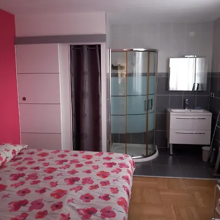 Semesterbostad Maison Micden *